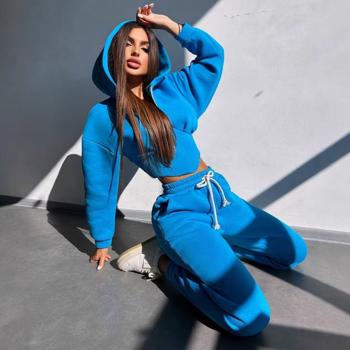 Damen Sportoutfit mit trendiger cropped Jacke und modischen Jogginghosen Drune