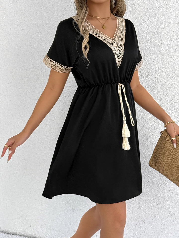 Damen Sommerkleid mit Häkelbesatz und Taillenzug Drune