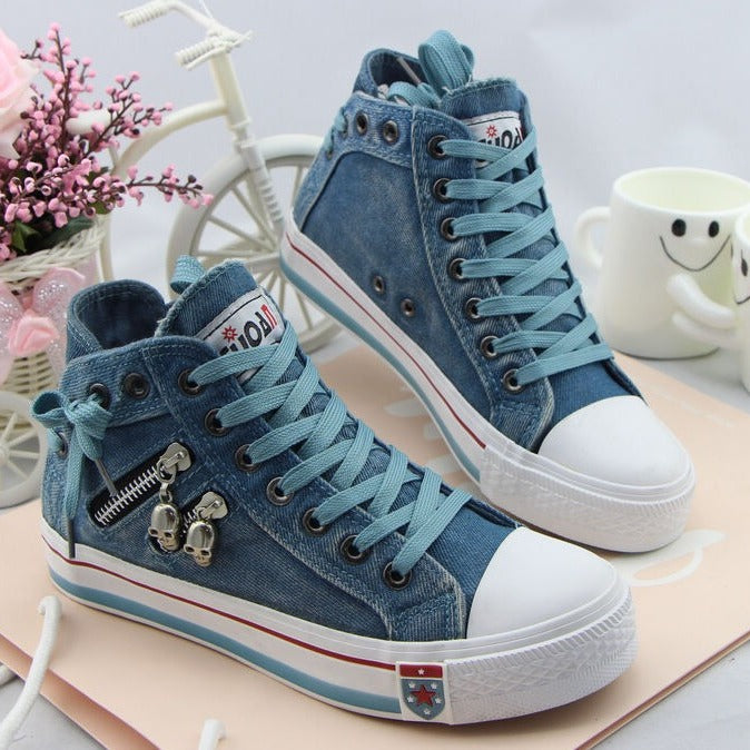 Damen nan hohe Sneaker im Jeanslook mit seitlichem Reißverschluss und dekorativen Anhängern Drune