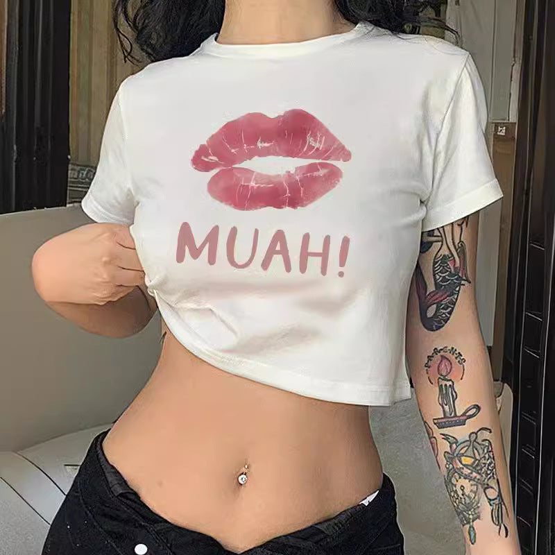 Damen Crop-T-Shirt mit verspieltem Lippenmotiv und modernem Schriftzug Drune