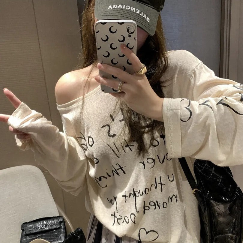 Damen lässiges Oversized-Oberteil mit off-Shoulder Design und künstlerischem Schriftzug Drune