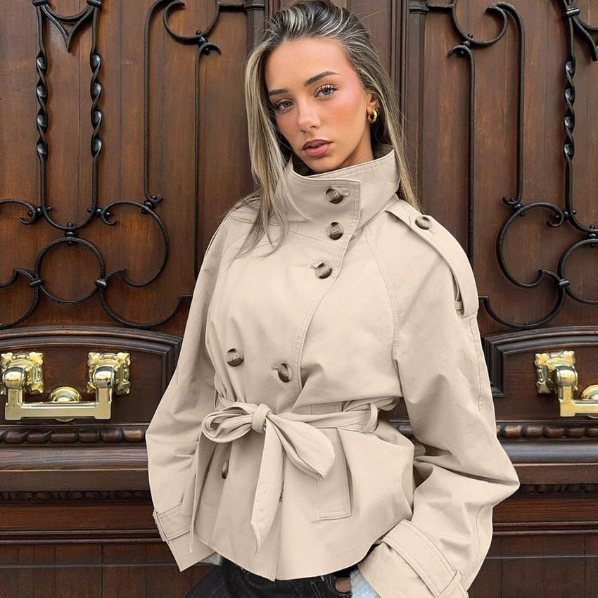 Damen nan kurztaillierte Trenchjacke mit hohem Stehkragen, doppeltreihiger Knopfleiste und taillierbarem Bindegürtel Drune