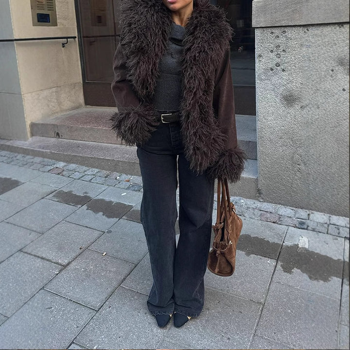 Damen lässige Kurzjacke aus plüschigem Material mit einzigartigem Schnitt Drune