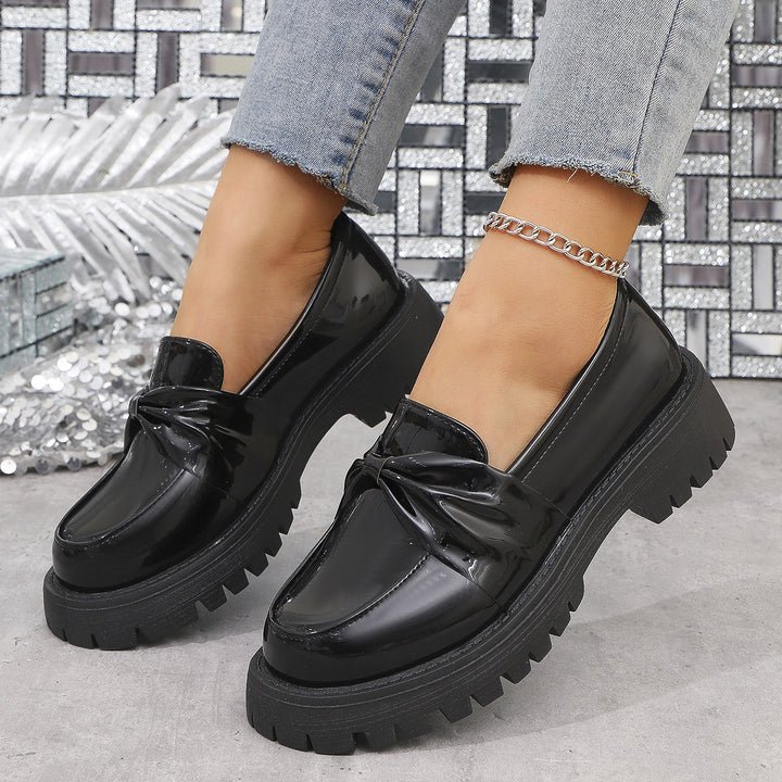 Damen  glänzende Plateau-Loafer mit übergroßer Schleifenapplikation und profilierter Gummisohle Drune