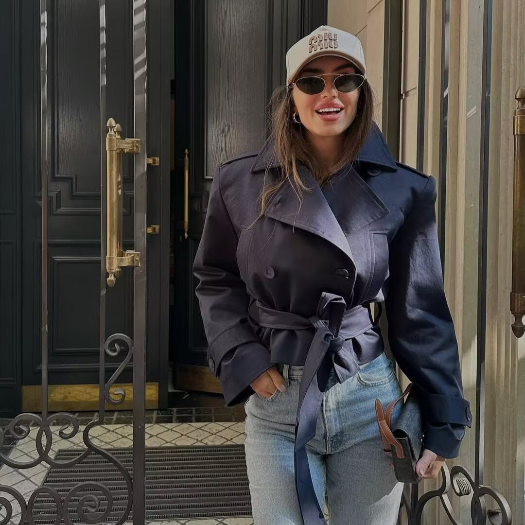 Damen nan kurz geschnittene Trenchjacke mit weitem Revers, doppelreihiger Knopfleiste und Schleifenbund Drune