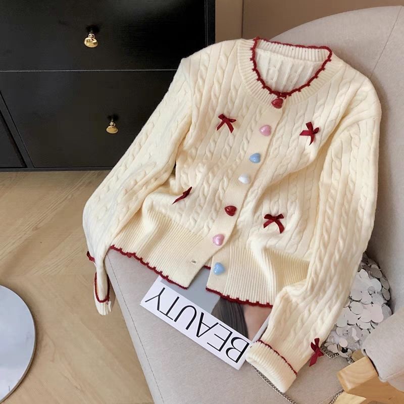 Damen Strickjacke mit Zopfmuster und verspielten Verzierungen Drune