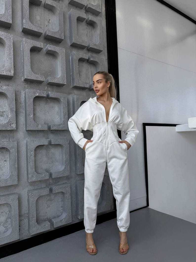 Damen Jumpsuit mit tiefem Ausschnitt und Kapuze Drune