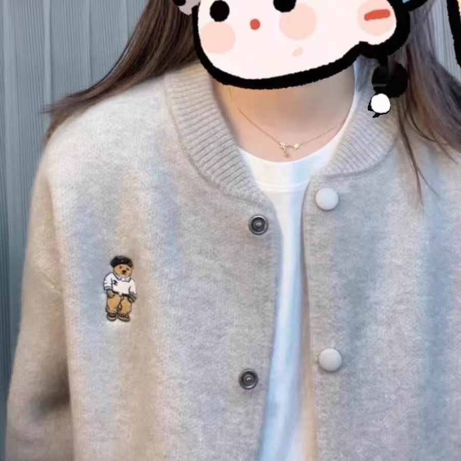 Damen bequeme Strickjacke mit Knopfverschluss und Bärenstickerei Drune