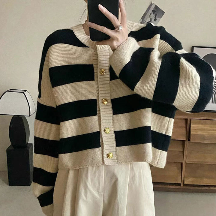 Damen Strickjacke mit dekorativem Streifenmuster und goldenen Knöpfen Drune