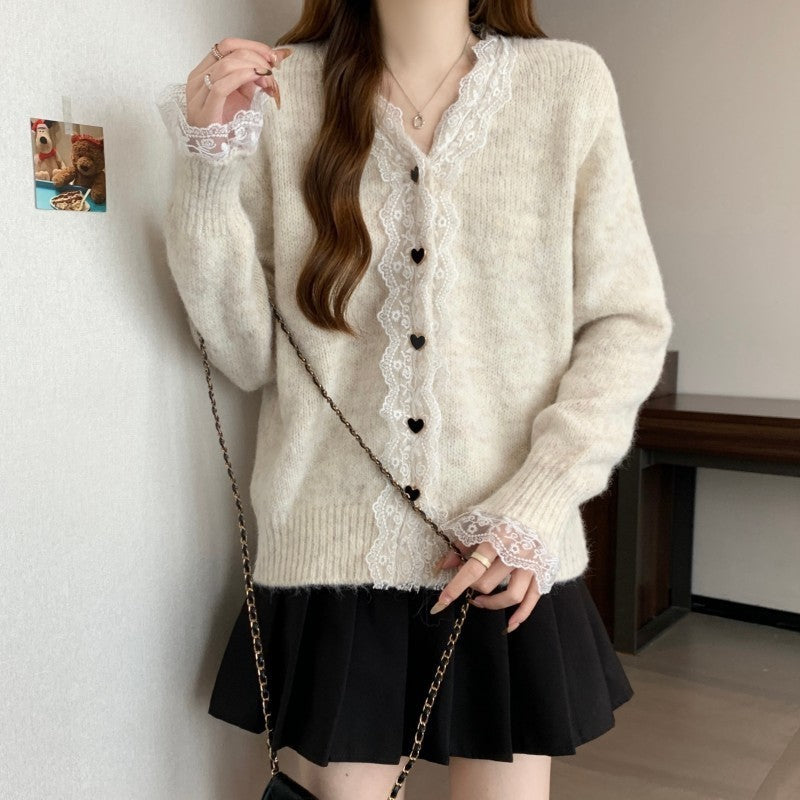 Damen Strickjacke mit Spitzenakzenten und herzförmigen Knöpfen Drune