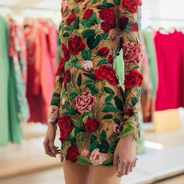 Damen Körpernahes Kleid mit exquisiter handgestickter Rosenapplikation und langen Ärmeln Drune