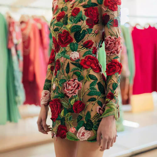Damen Körpernahes Kleid mit exquisiter handgestickter Rosenapplikation und langen Ärmeln Drune