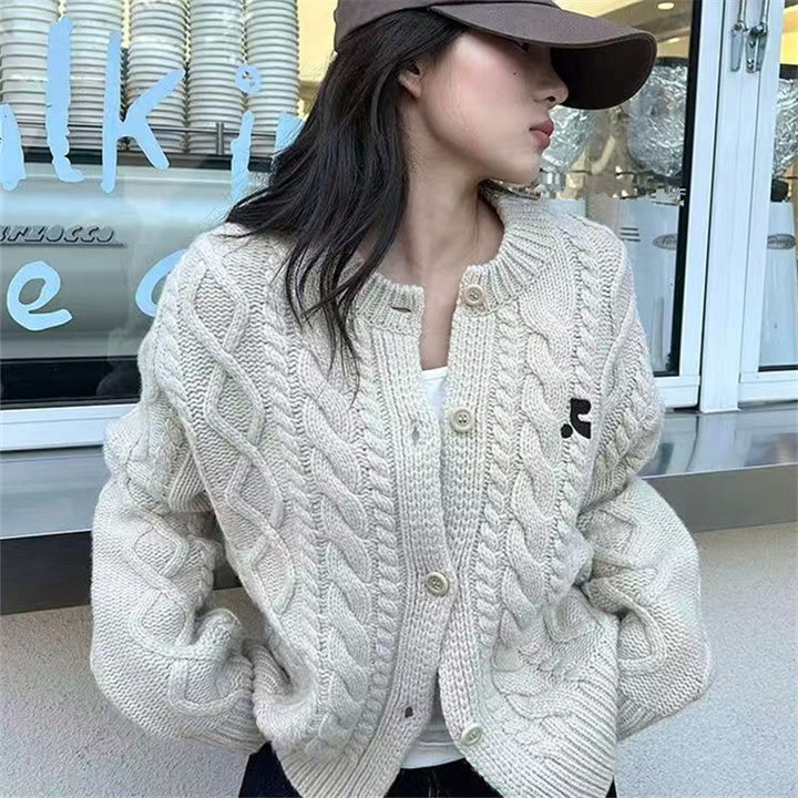 Damen Grobstrickjacke mit elegantem Zopfdesign und einzigartigen Knopfdetails Drune