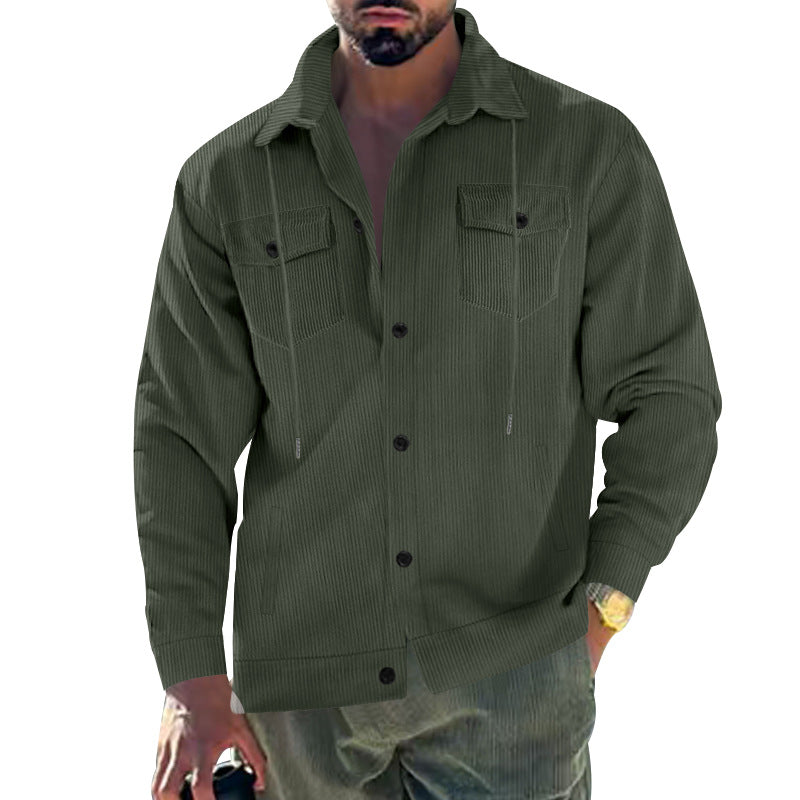 Herren nan Cordjacke mit Stehkragen, Kordelzug, durchgehender Knopfleiste und aufgesetzten Brustklappen Drune