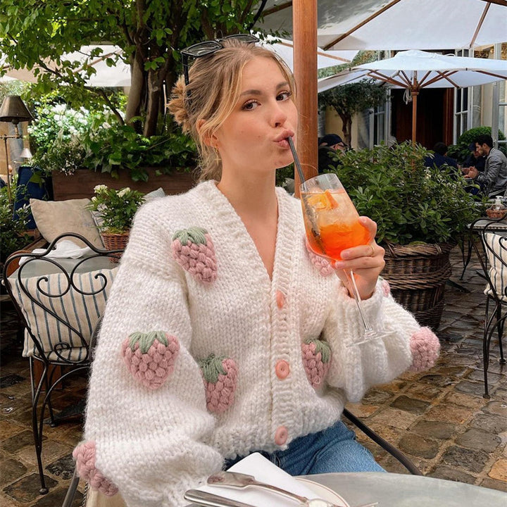 Damen Kuscheliger Strickjacke mit fröhlichem Erdbeermuster und Knopfdetails Drune