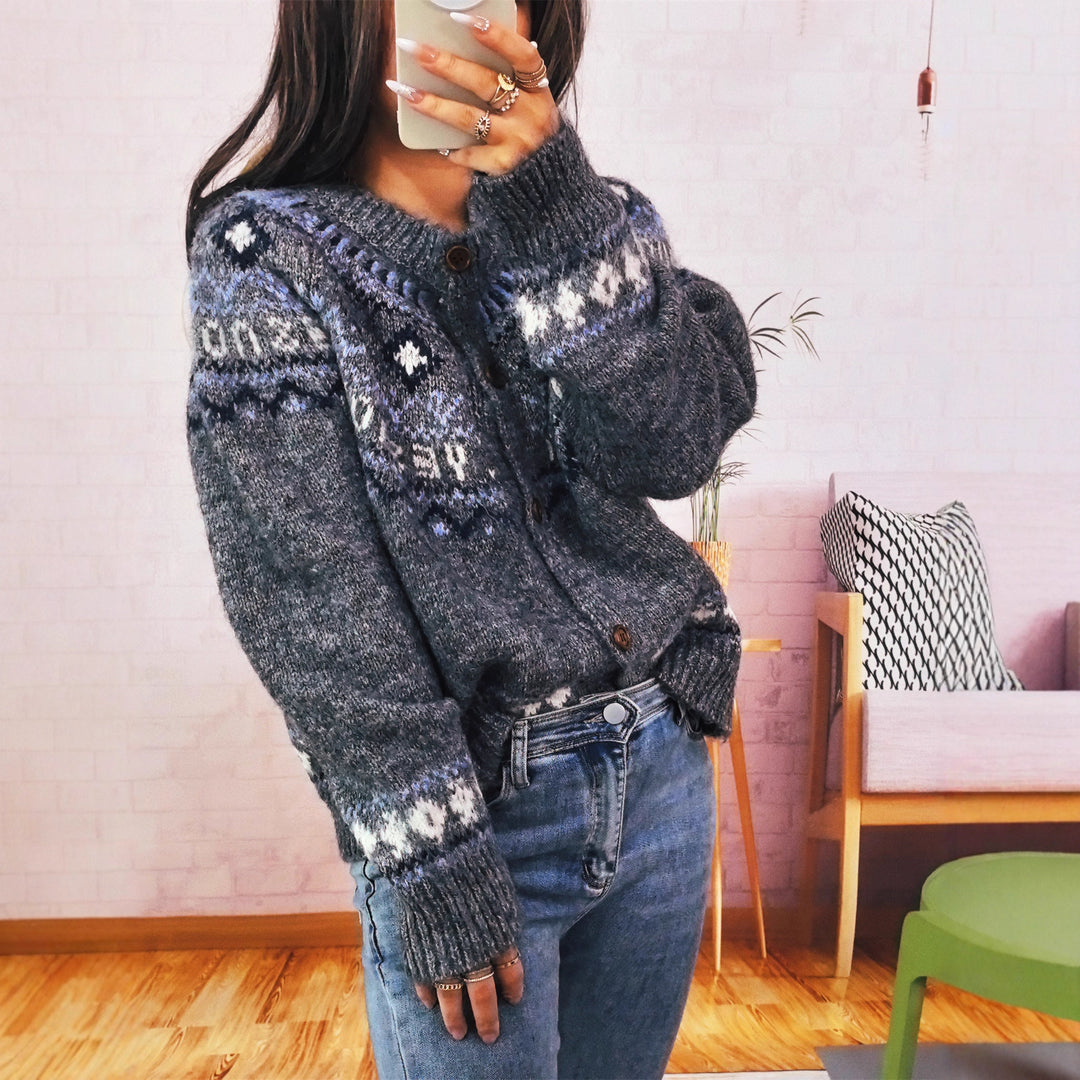 Damen Strickjacke mit buntem nordischen Muster und hochwertigen Holzknöpfen Drune