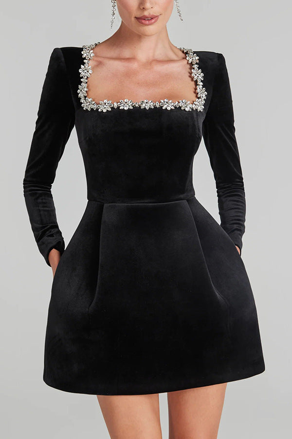 Damen Elegantes Samtkleid mit Blumenapplikationen und U-Boot-Ausschnitt Drune