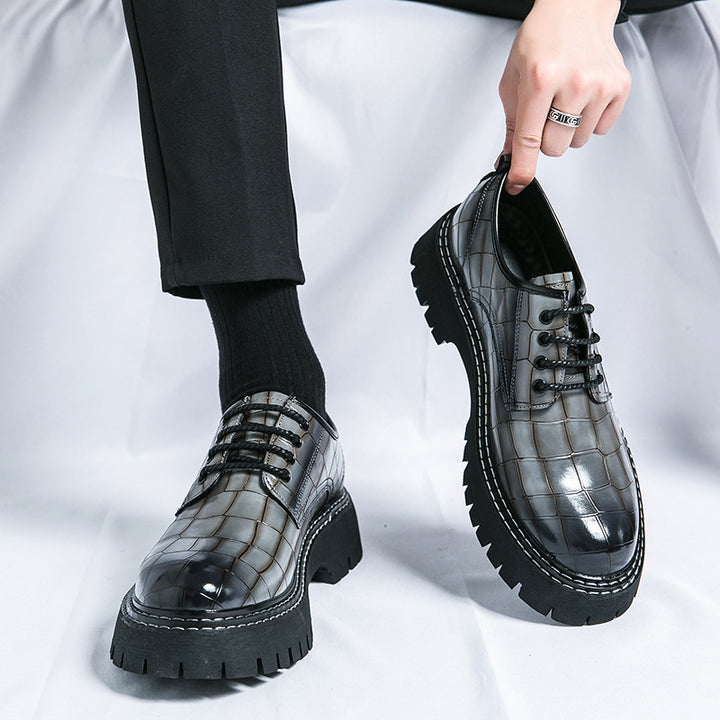 Damen Chunky Derby‑Schnürschuh mit Krokoprägung, lackiertem Kunstleder und profilierter Plateau‑Sohle Drune