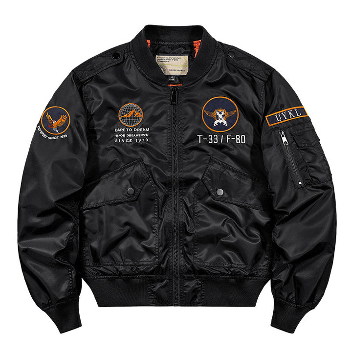 Herren  glänzende Pilotenfliegerjacke mit gestickten Missionsabzeichen und schrägen Druckknopfklappentaschen Drune