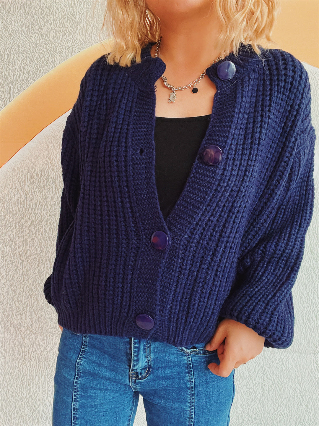 Damen Grobstrickjacke mit ballonförmigen Ärmeln und dekorativen Knöpfen Drune