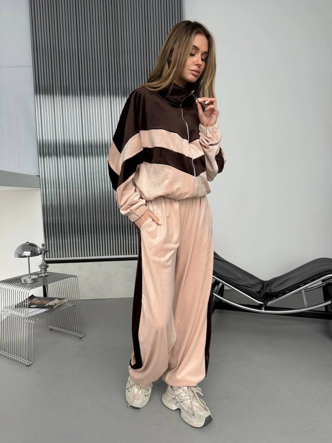 Damen Sportliche Veloursjacke mit hohem Kragen und elastischen Hosen Drune