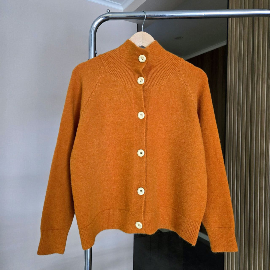 Damen Strickjacke mit hohem Kragen und großen Knöpfen Drune