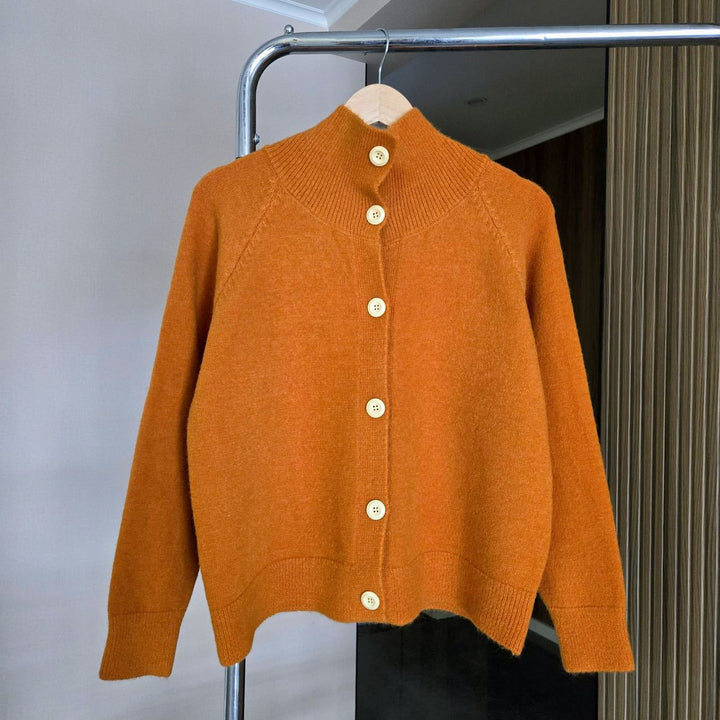 Damen Strickjacke mit hohem Kragen und großen Knöpfen Drune