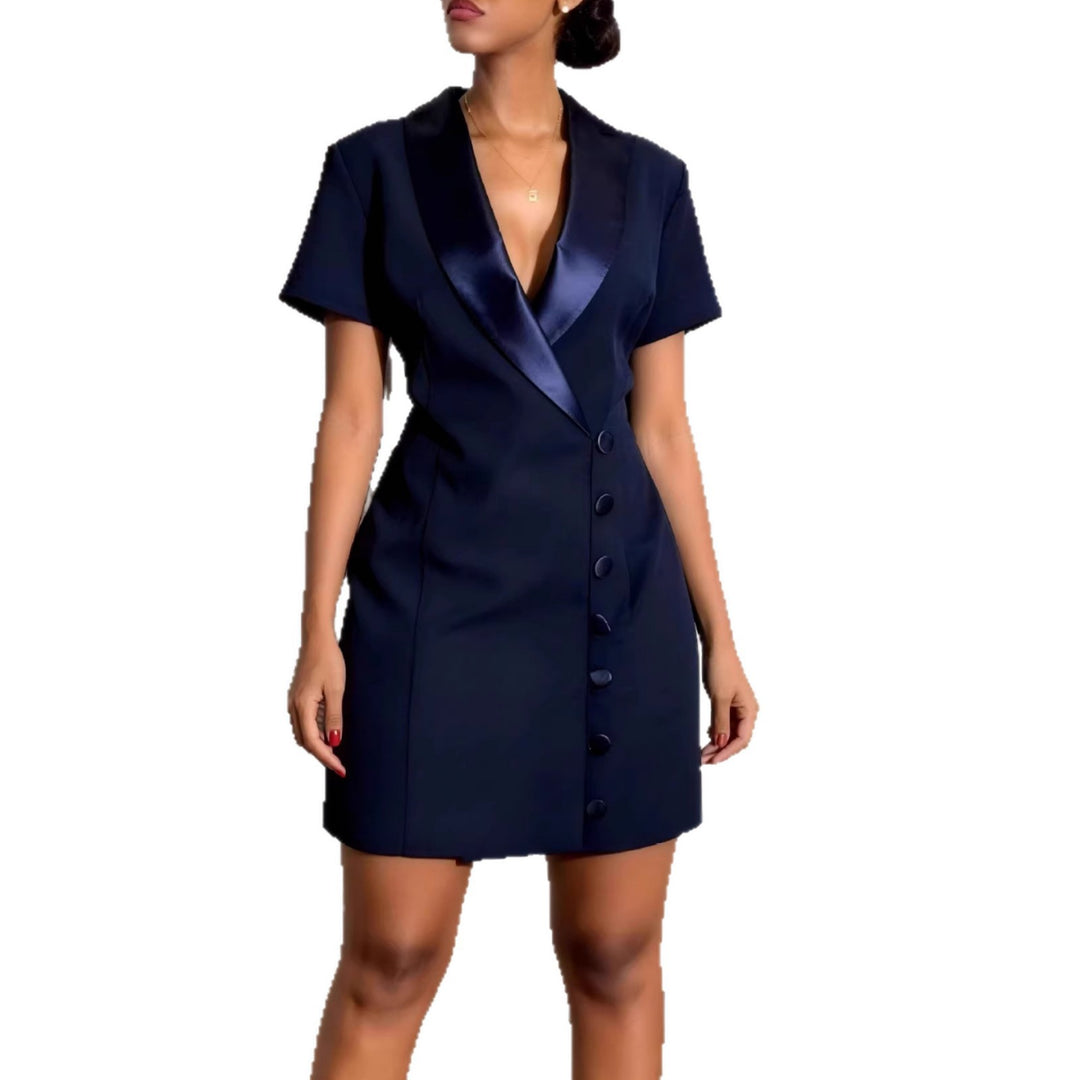 Damen Etuikleid mit schickem Satin-Kragen und modernen Knopfdetails Drune