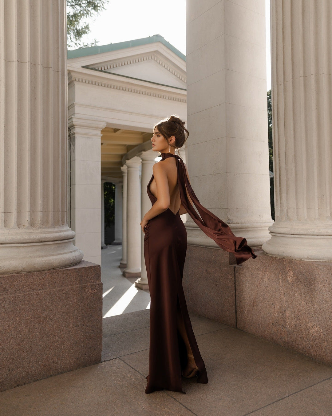 Damen Abendkleid mit elegantem Rückenausschnitt und fließendem Stoff Drune