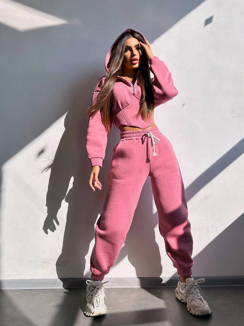 Damen Sportoutfit mit trendiger cropped Jacke und modischen Jogginghosen Drune