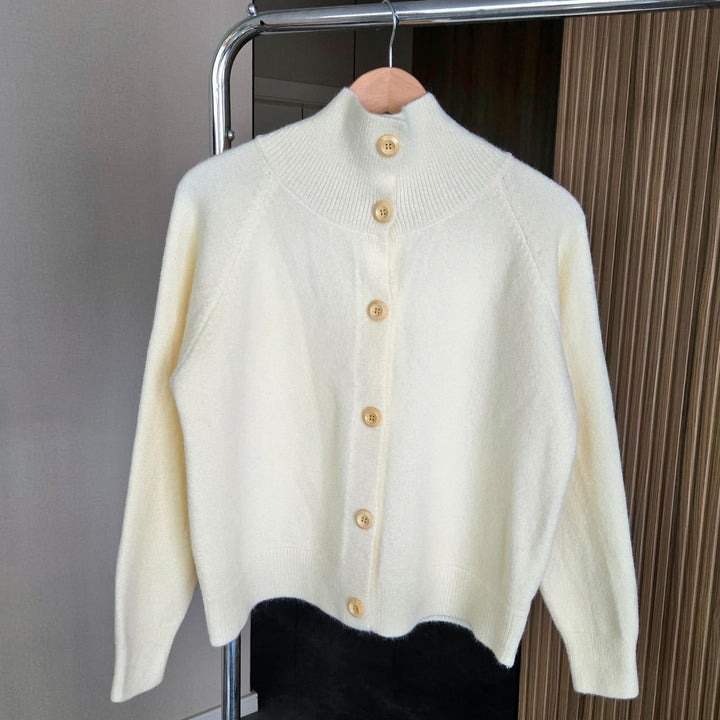 Damen Strickjacke mit hohem Kragen und großen Knöpfen Drune