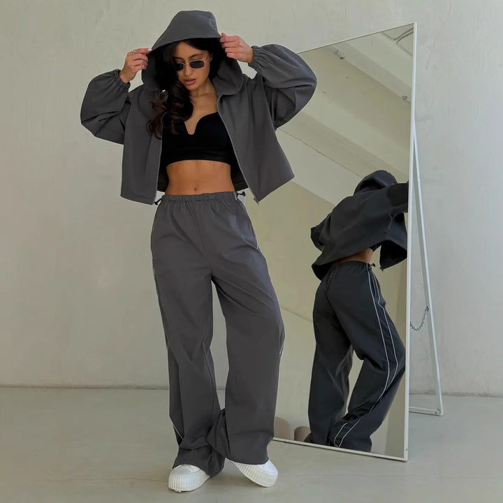 Damen sportliches Set mit funktionalem Kapuzenoberteil und lockerer Hose Drune
