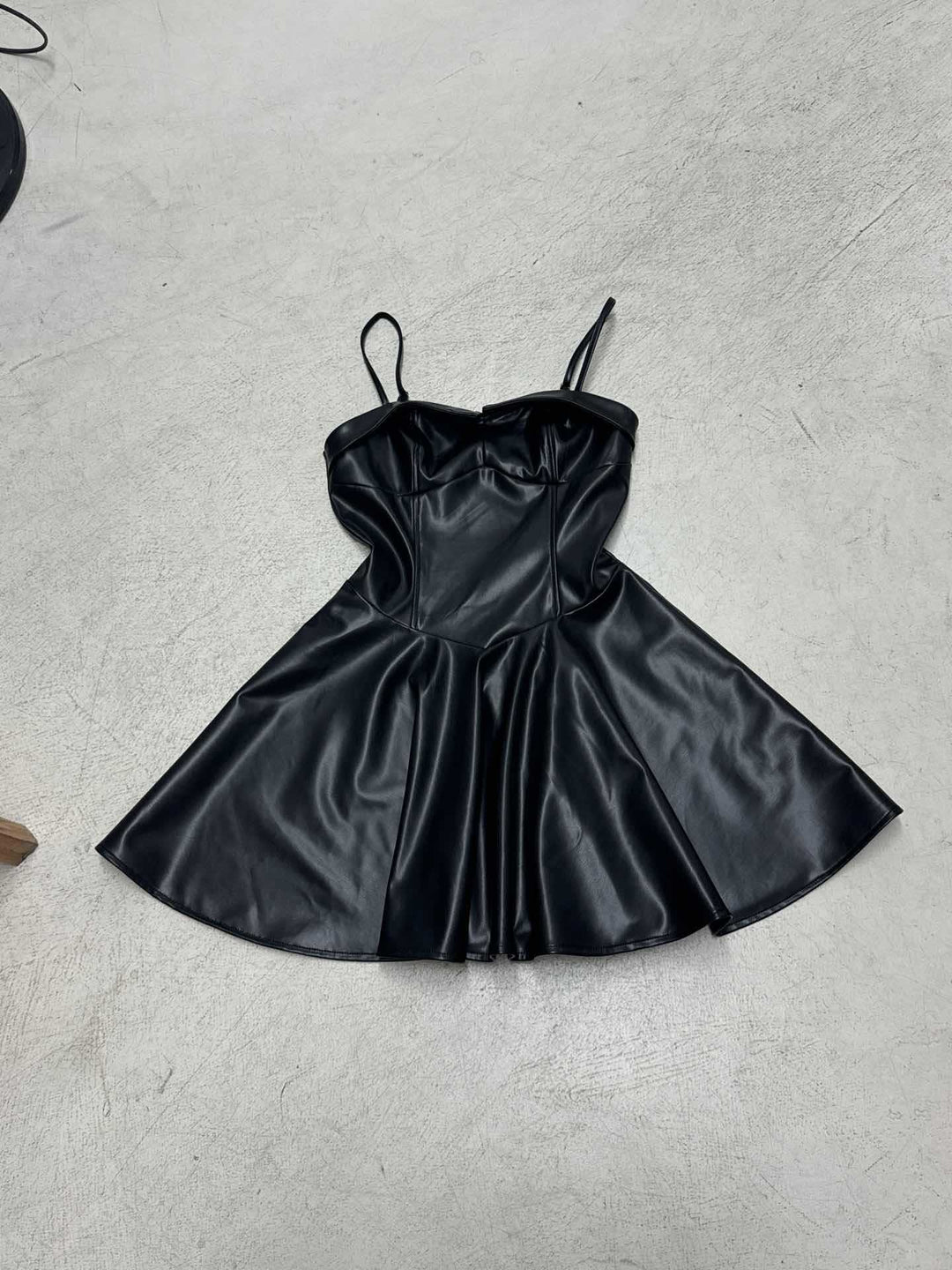 Damen Kunstleder Minikleid mit schwingendem Rock Drune
