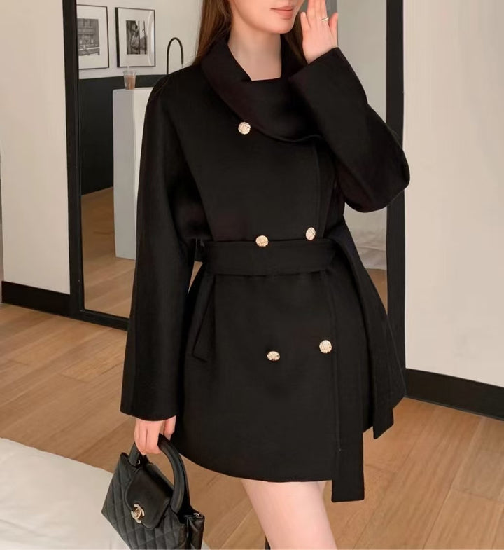 Damen modische Kurzjacke mit asymmetrischem Kragen und goldenen Knopfdetails Drune