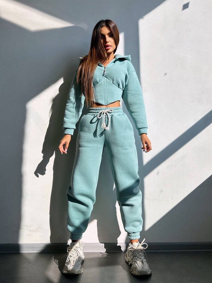 Damen Sportoutfit mit trendiger cropped Jacke und modischen Jogginghosen Drune