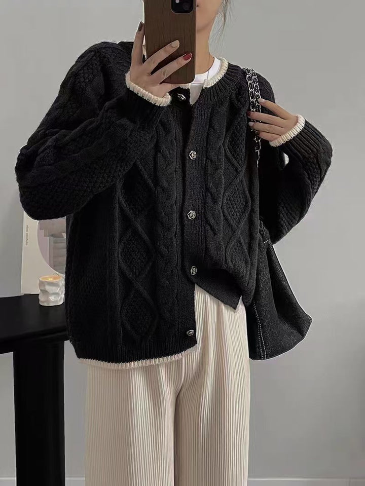 Damen Grobstrickjacke mit Zopfmuster und dekorativen Knöpfen Drune