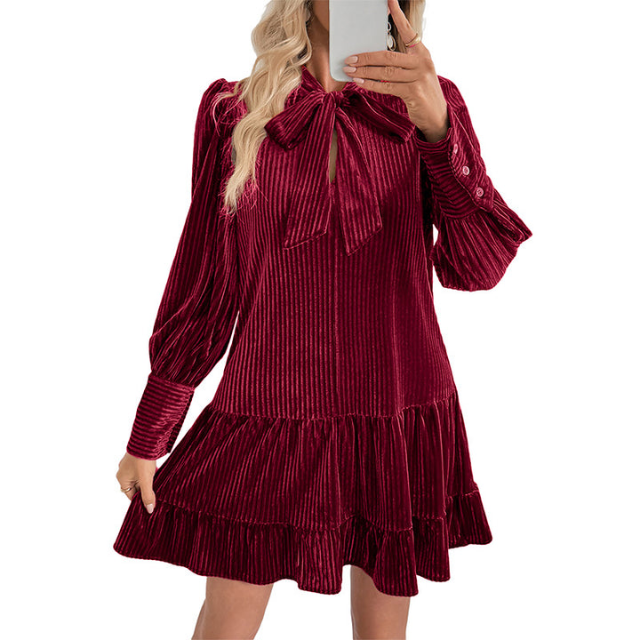 Damen luxuriöses Samtkleid mit Schleifenkragen und Rüschendetails Drune