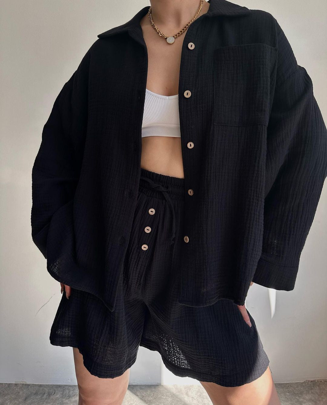 Damen lässige Overshirtjacke aus leichtem Material mit Holzknöpfen Drune
