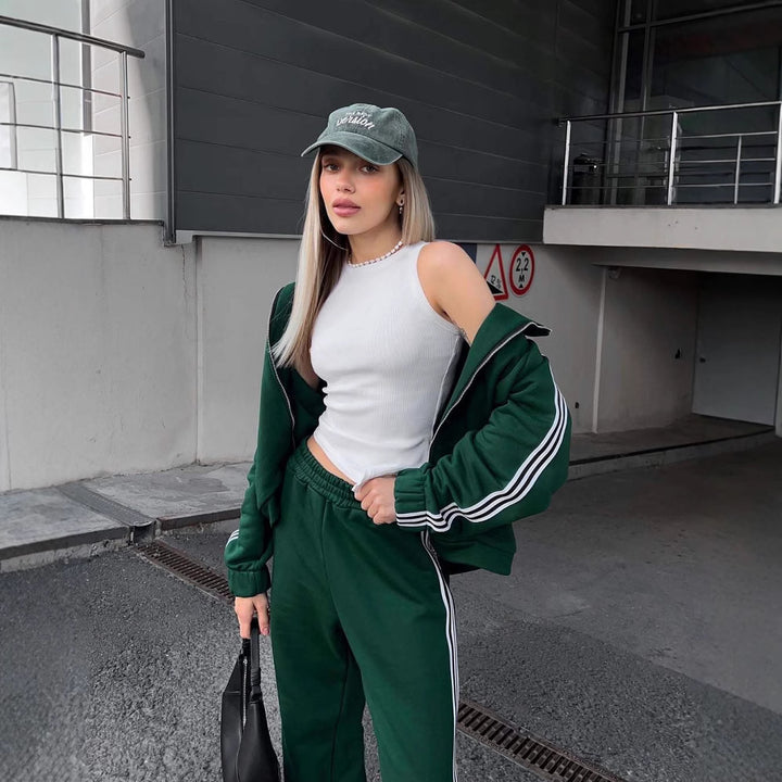 Damen sportlicher Veloursanzug mit seitlichen Streifen Drune