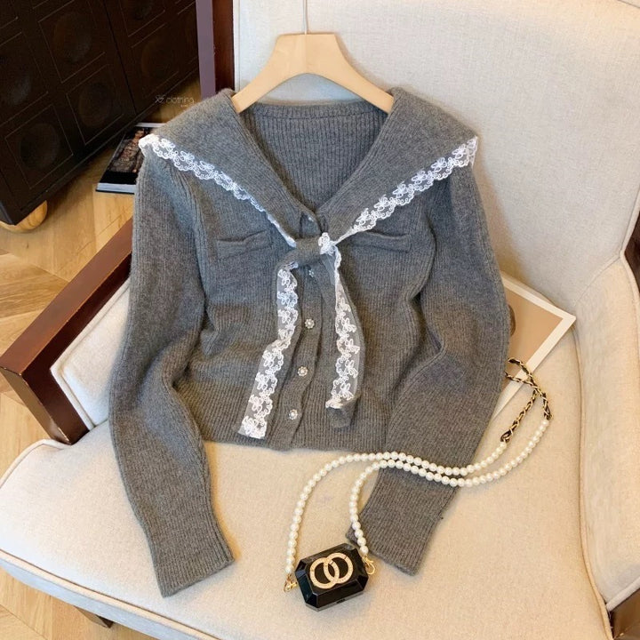 Damen Strickjacke mit Rüschen-Halsband und dekorativen Knöpfen Drune