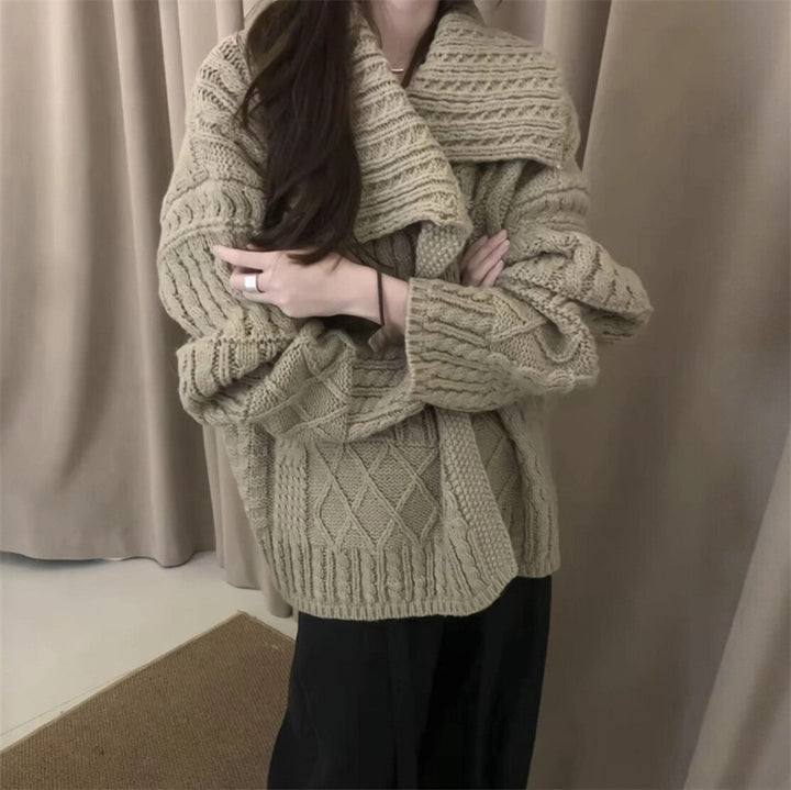 Damen Grobstrickjacke mit hochstehendem Kragen und einzigartigen Zopfmustern Drune