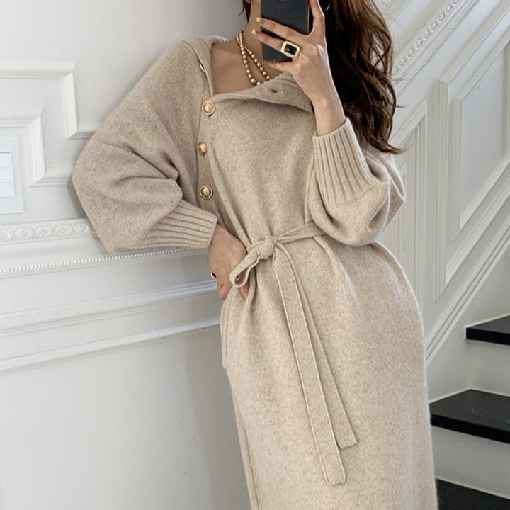 Damen Strickkleid mit hohem Kragen und dekorativen Knöpfen Drune