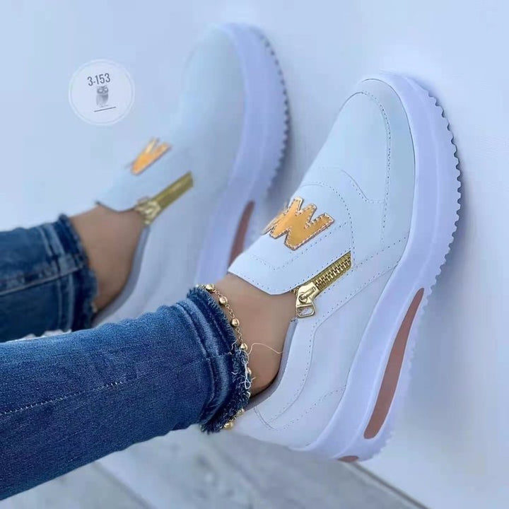 Damen nan Slip-On Plateau-Sneaker mit seitlichem Deko-Reißverschluss und metallischer Logo-Applikation Drune