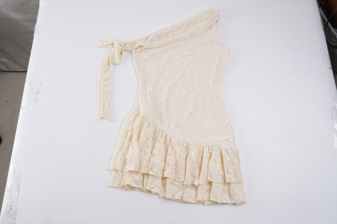 Damen Kleid mit asymmetrischem Spitzenbesatz und voluminösem Rüschensaum Drune