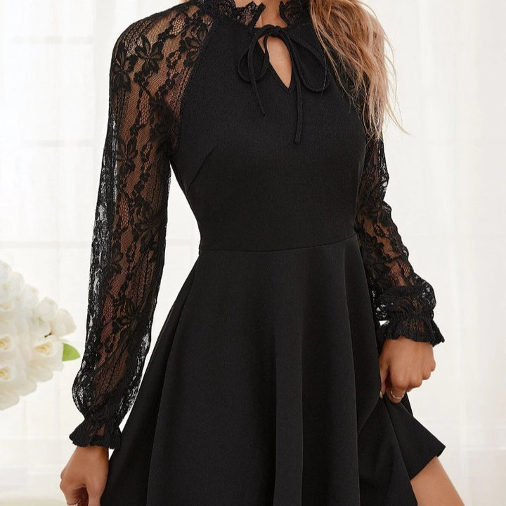 Damen Kleid mit Spitzenärmeln und Taillenschnitt Drune