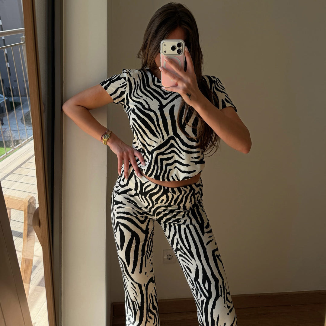 Damen Set aus kurzärmligem Oberteil und Schlaghose mit Zebra-Muster Drune
