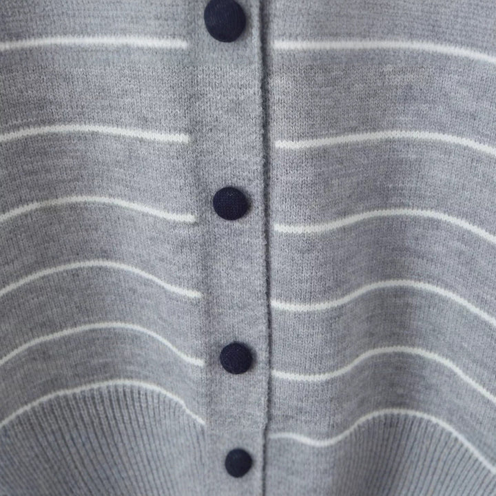 Damen gestreifte Strickjacke mit modernem Rundhalsausschnitt und Knopfdetails Drune