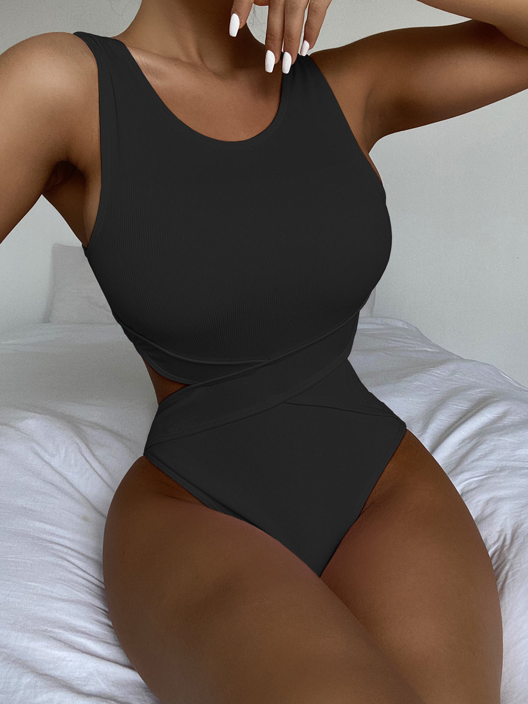 Damen Einteiler Badeanzug mit innovativem Schnitt und modischem Wickeldetail Drune