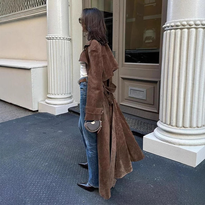 Damen nan langer Veloursleder-Trenchcoat mit Bindegürtel, doppelreihiger Knopfleiste und Ärmelriegel Drune