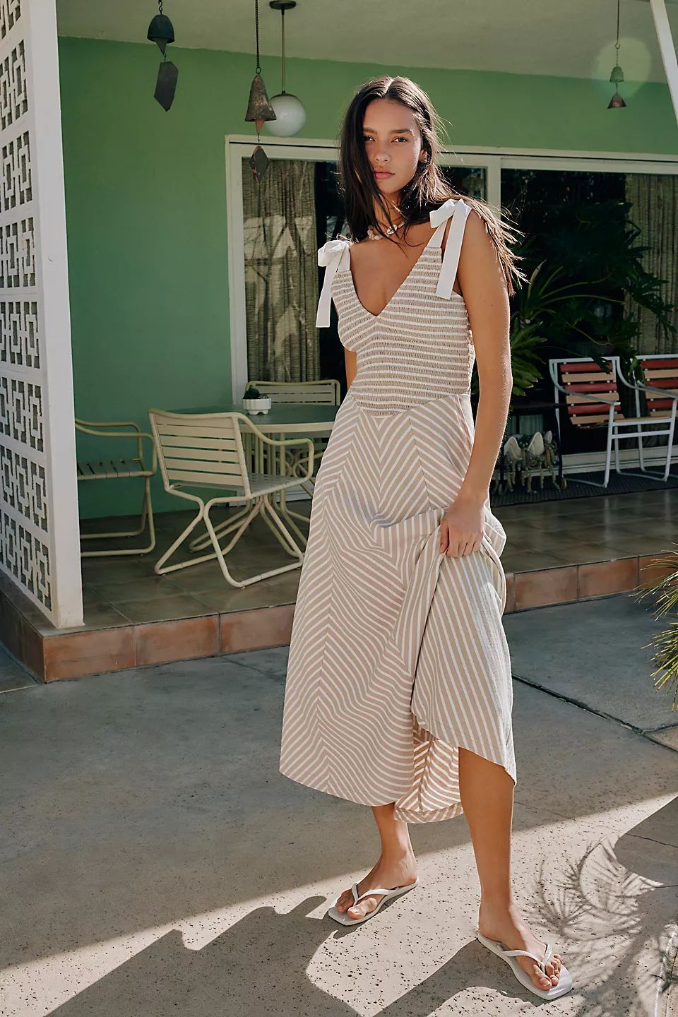 Damen Maxi-Sommerkleid mit verspielten Trägern und elegantem V-Ausschnitt Drune